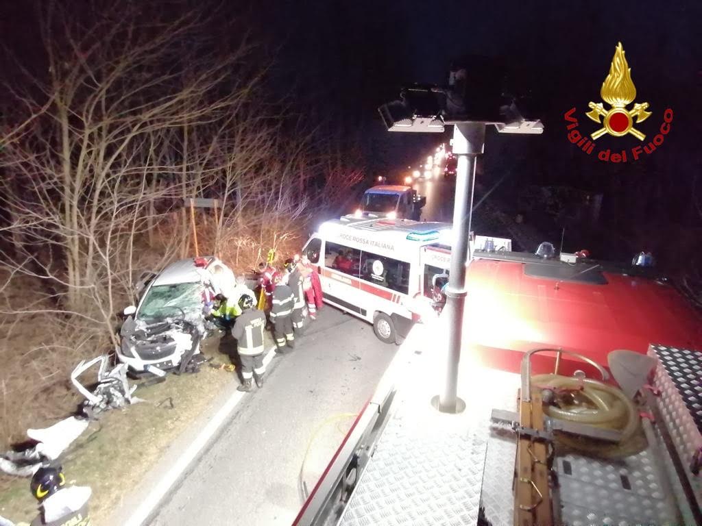 Incidente a Borgomanero: vigili del fuoco estraggono una persona dalle lamiere