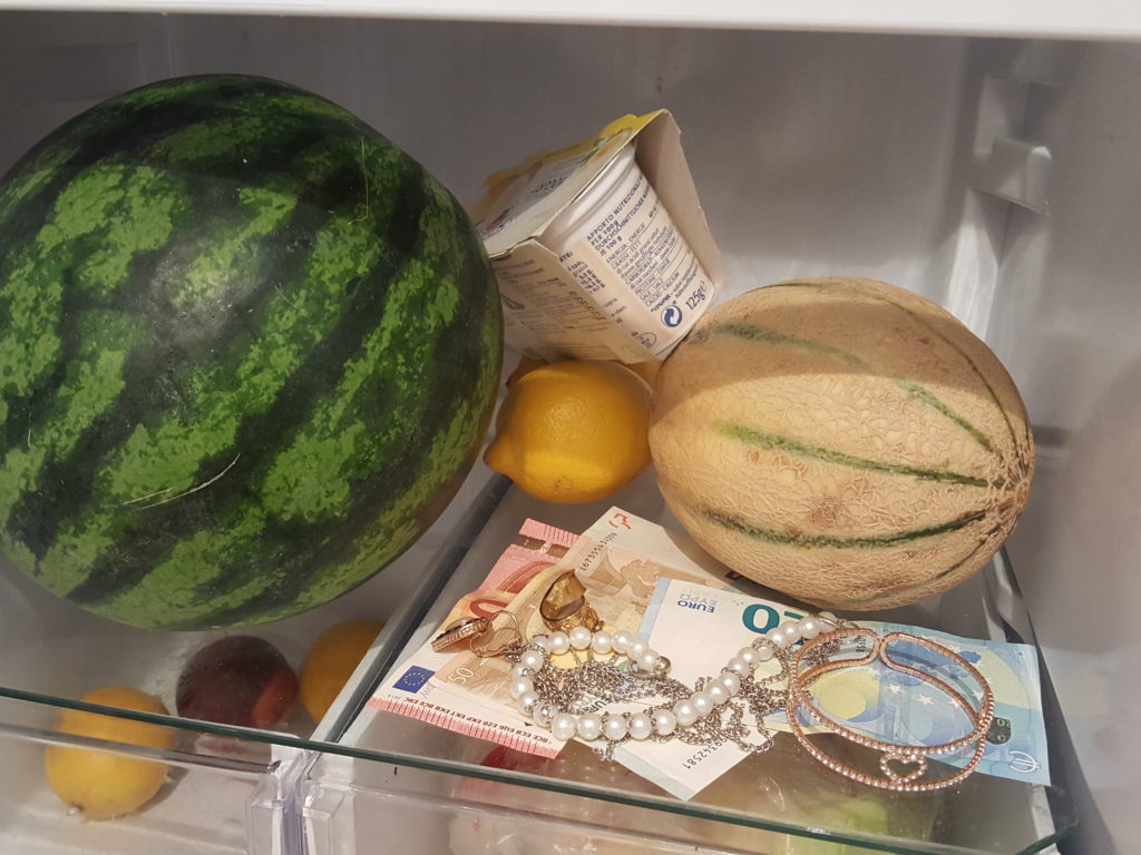 Arona truffatori in azione: “Metta i contanti in frigo”.. e poi li fregano