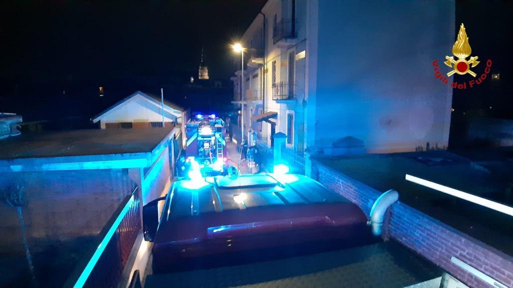 Appartamento a fuoco a Novara: inquilina salvata dai vicini