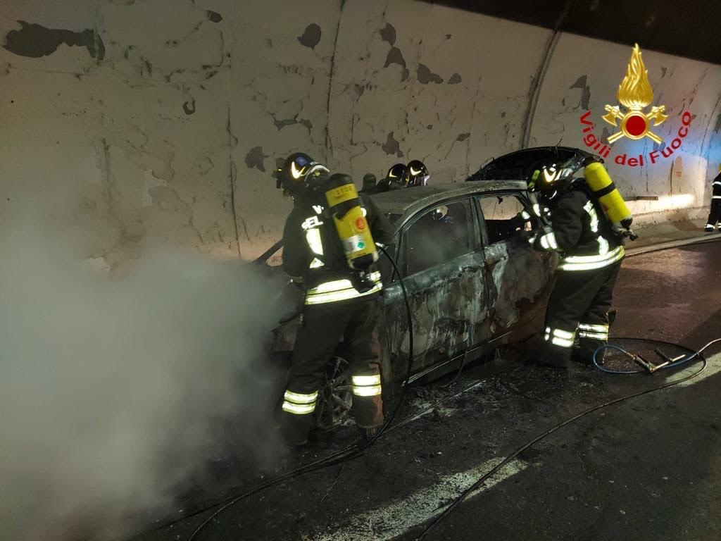 Auto a fuoco sulla A26 nella galleria Massino Visconti