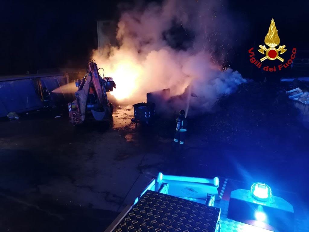 Incendio alla piattaforma ecologica di Borgomanero