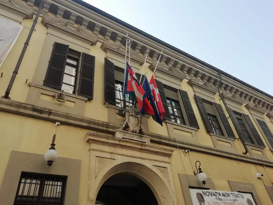 Bandiere a mezz’asta a Palazzo Cabrino per l’Ambasciatore e il carabiniere uccisi in Congo