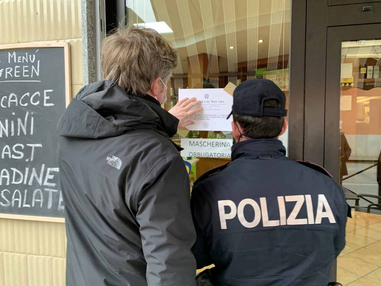 La polizia chiude per 7 giorni il Green bar di Novara