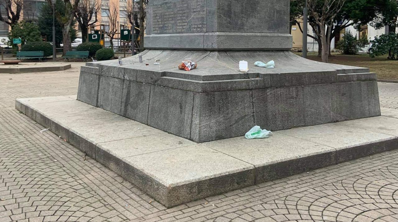 Giro di vite contro chi “sporca i giardini e si assembra fuori dai locali”: succede a Borgosesia