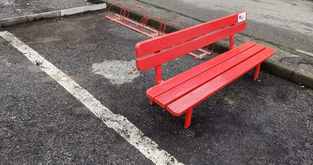 Trecate installata la panchina rossa in via Novara