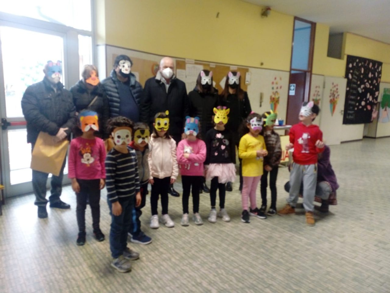 A Gozzano per il Carnevale dei bambini mascherine e dolcetti nelle scuole