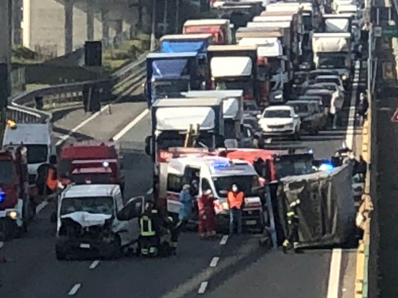 Suora alla guida di un furgone tampona camion sulla A4: morto autista 51enne