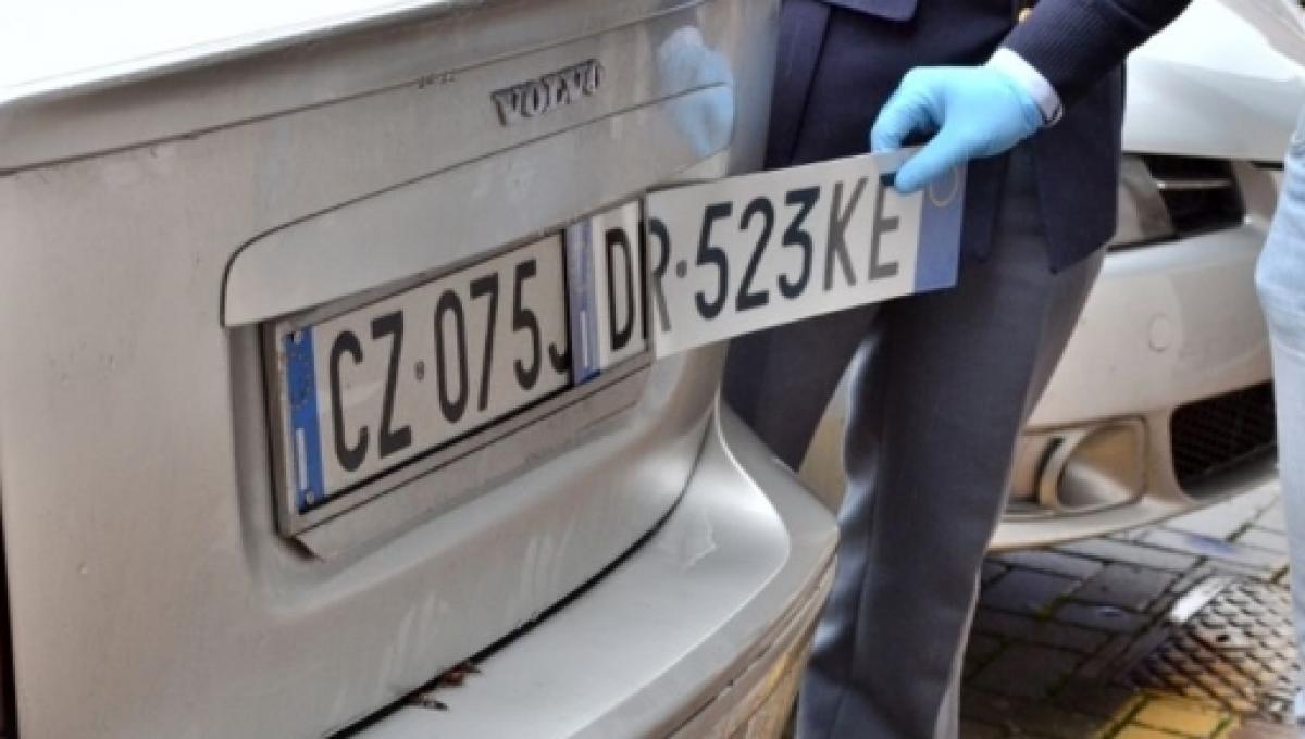 Sillavengo arrestati mentre montano targhe clonate: era una banda specializzata in furti