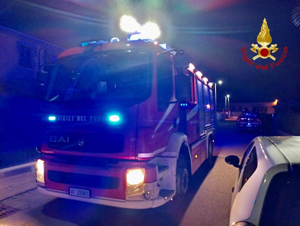 Cade da una massicciata a Varallo Pombia, soccorso dai pompieri