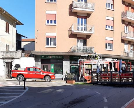 Pompieri a Castelletto: soccorsa una donna nel condominio in piazza