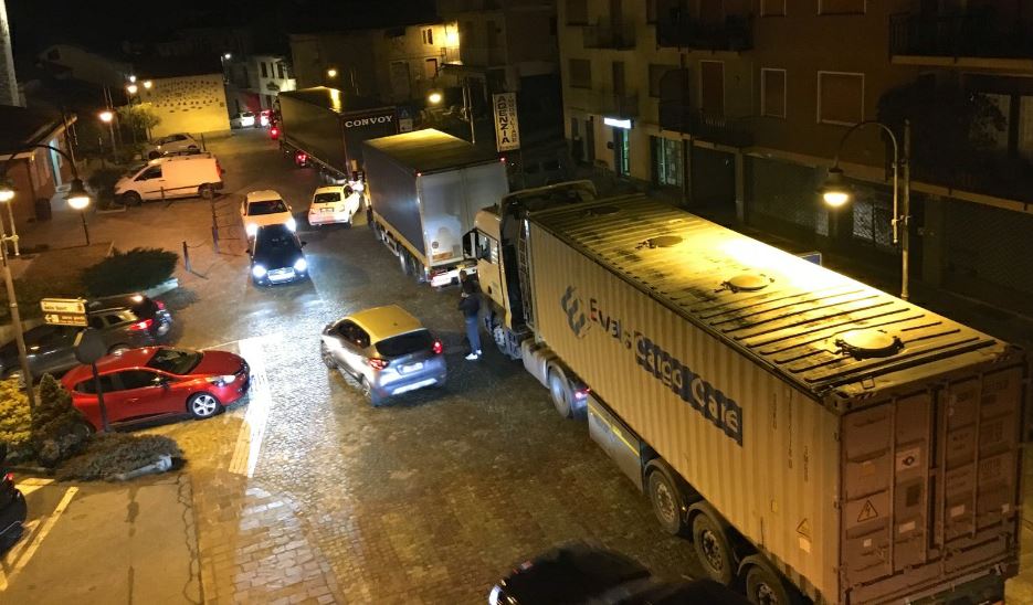 Dopo l’incidente in A26 i tir dirottati in paese scatenano la reazione del sindaco di Massino Visconti