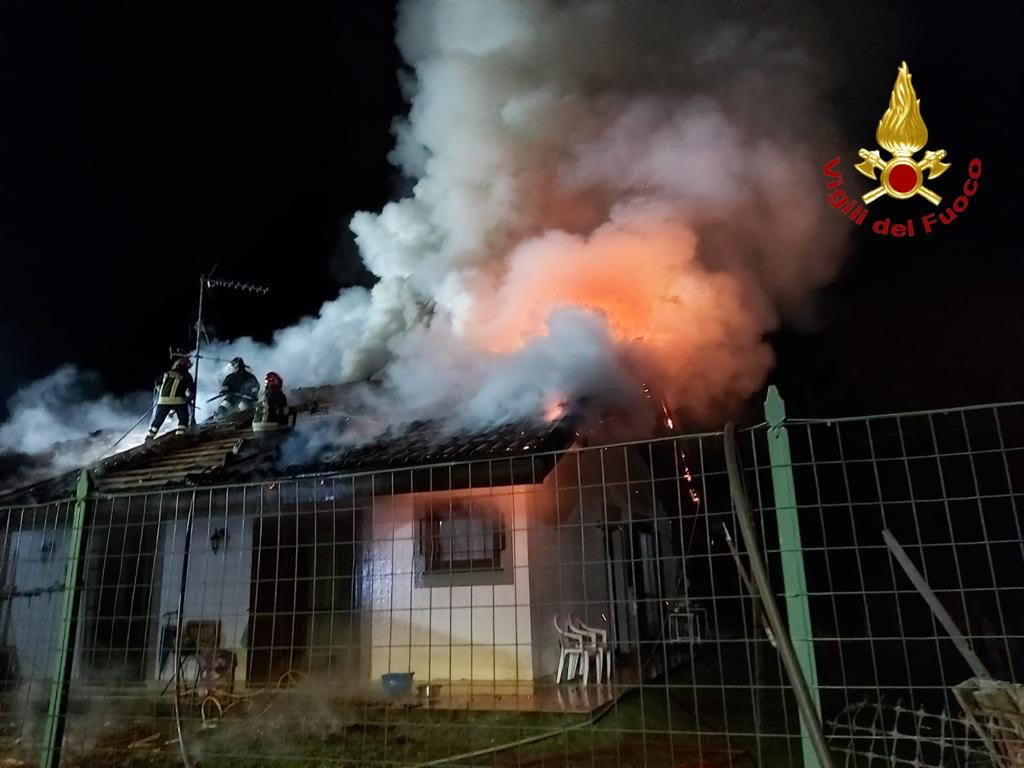 Casa devastata dalle fiamme a Invorio