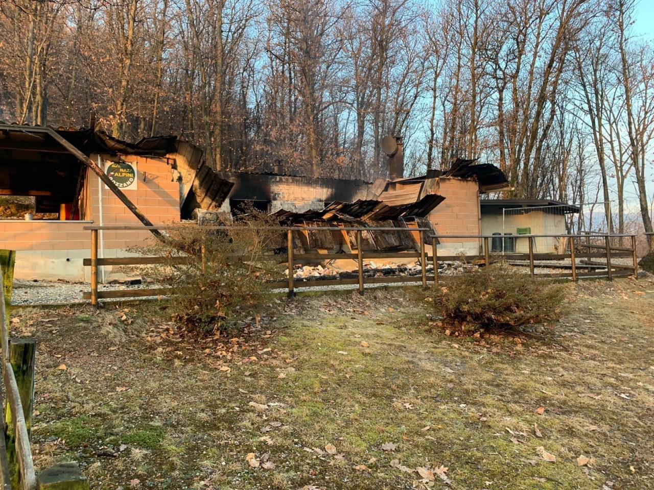 Baita degli Alpini di Gozzano distrutta dalle fiamme