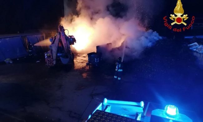 Incendio alla piattaforma ecologica di Borgomanero, il Codacons: “Attentato all’ambiente”