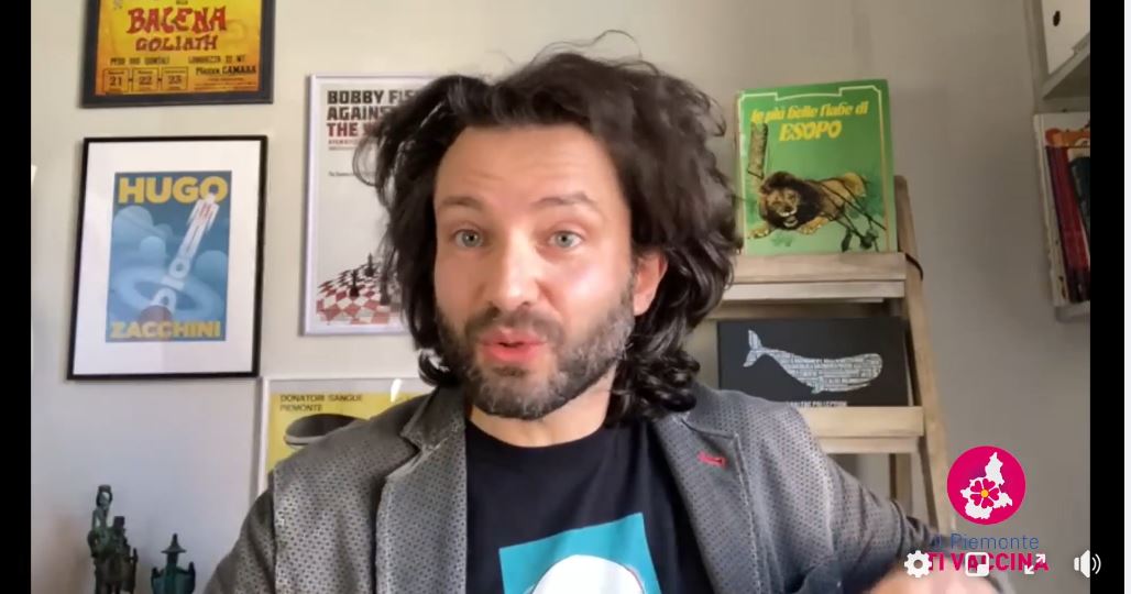 Lo scrittore novarese Alessandro Barbaglia tra i volti noti che sostengono la campagna vaccinale