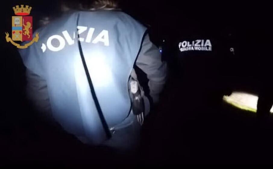 Polizia novarese fa irruzione in un casolare a Sillavengo: scoperto covo di pericolosi rapinatori