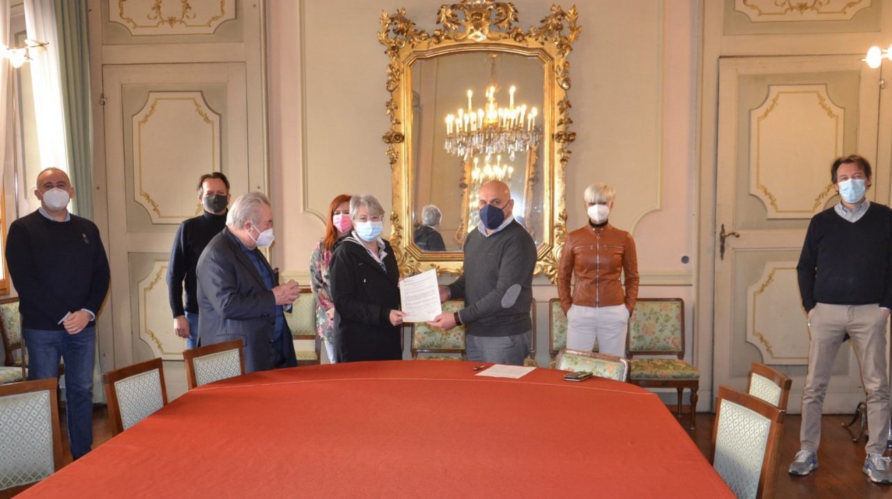 A Borgomanero firmato il protocollo d’intesa tra Comune e Lions per la pagoda di Villa Zanetta