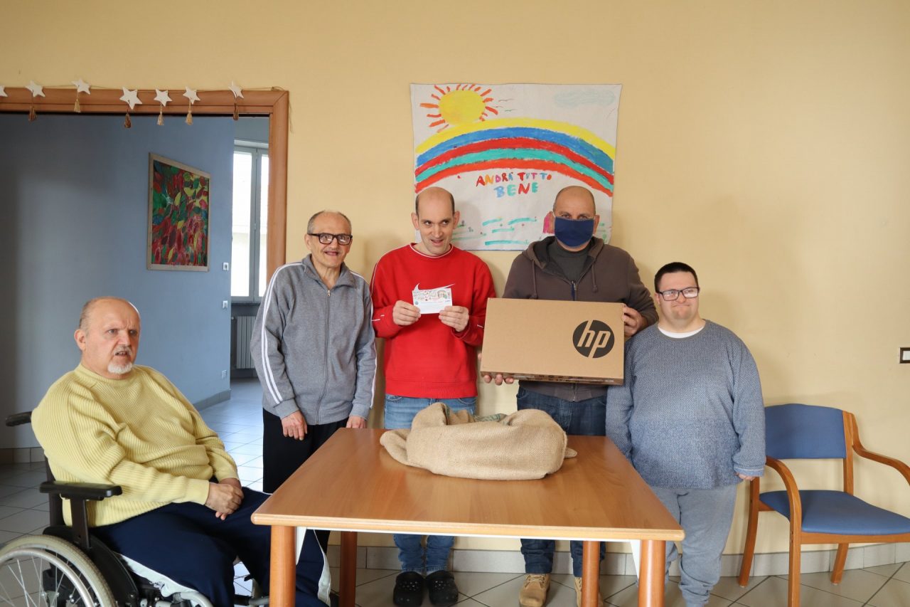 #NataleinFamiglia con Anffas Borgomanero onlus: estratto il vincitore del pc donato dall’azienda