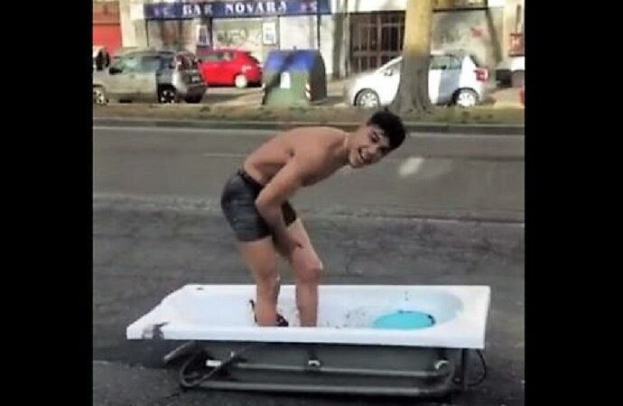Vasca da bagno in strada per protestare contro chi gli ha staccato la luce: incredibile video