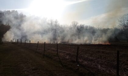 Fuoco e fumo a Glisente: intervengono la polizia locale e l'Aib