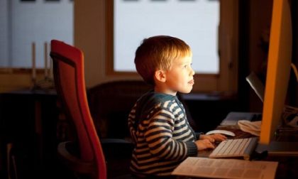 Catechista collassa davanti ai bambini collegati in video: le mamme danno l’allarme