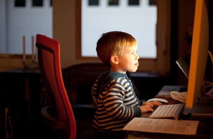 Catechista collassa davanti ai bambini collegati in video: le mamme danno l’allarme