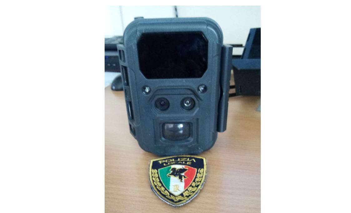 Castelletto annuncia le fototrappole: tolleranza zero con chi abbandona rifiuti