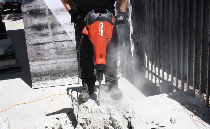 Vicini si infuriano per la musica troppo alta, lui la spegne e inizia a usare il martello pneumatico