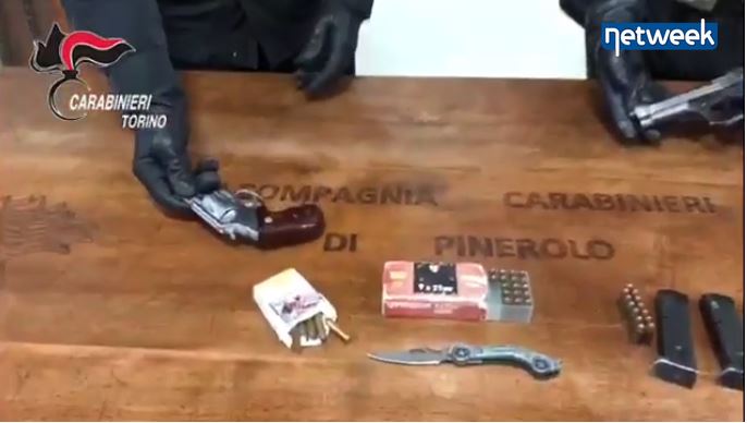 Viaggiavano in auto con due pistole (una delle due rubata nel Novarese): arrestate due persone a Pinerolo