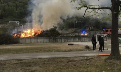Incendio a Lesa tra la ferrovia e il campetto delle scuole