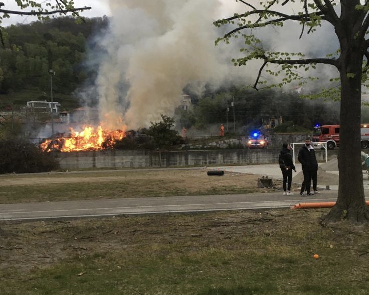 Incendio a Lesa tra la ferrovia e il campetto delle scuole
