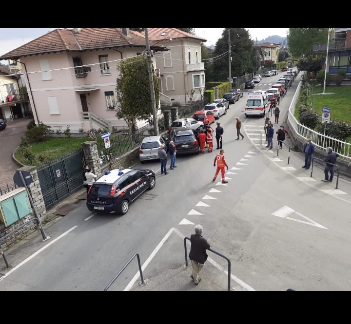 Arona incidente record: centra 7 auto e un’ambulanza