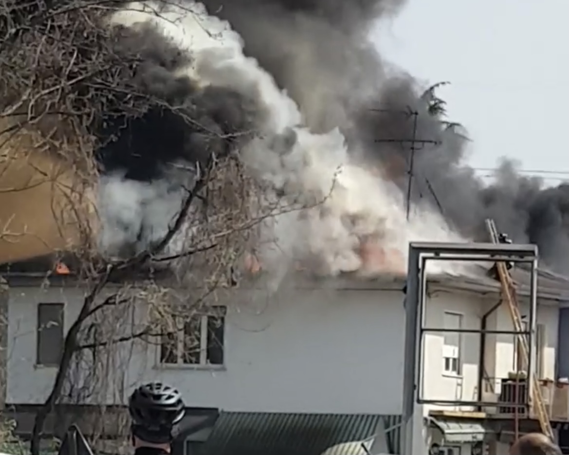 Borgo Ticino vasto incendio a un tetto: 4 squadre dei vigili del fuoco in campo