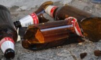 Cerano bevono birra e poi lanciano le bottiglie dal finestrino: beccati