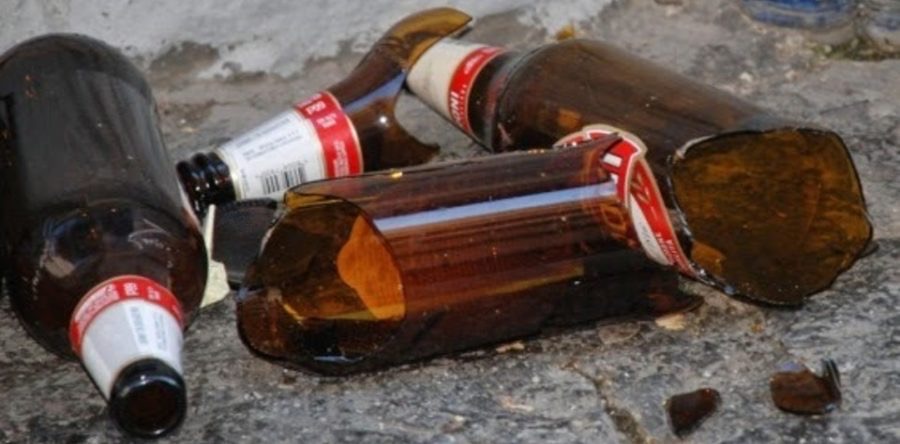 Cerano bevono birra e poi lanciano le bottiglie dal finestrino: beccati