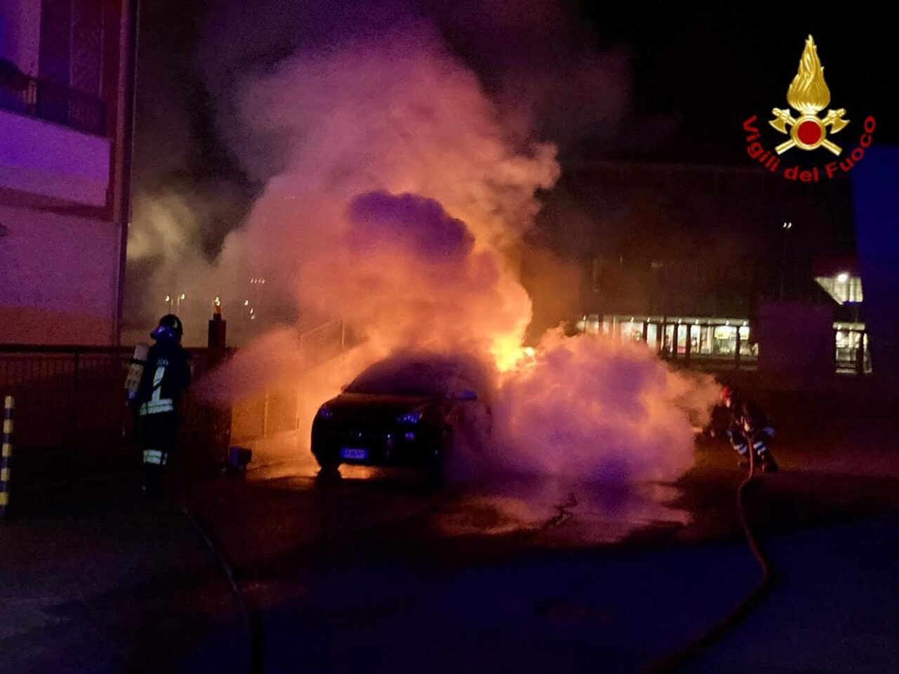 Novara due auto in fiamme nella notte