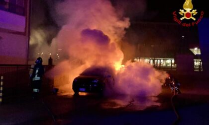Novara due auto in fiamme nella notte
