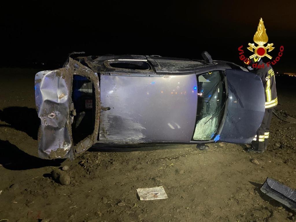 Auto ribaltata a San Nazzaro: pompieri estraggono il conducente