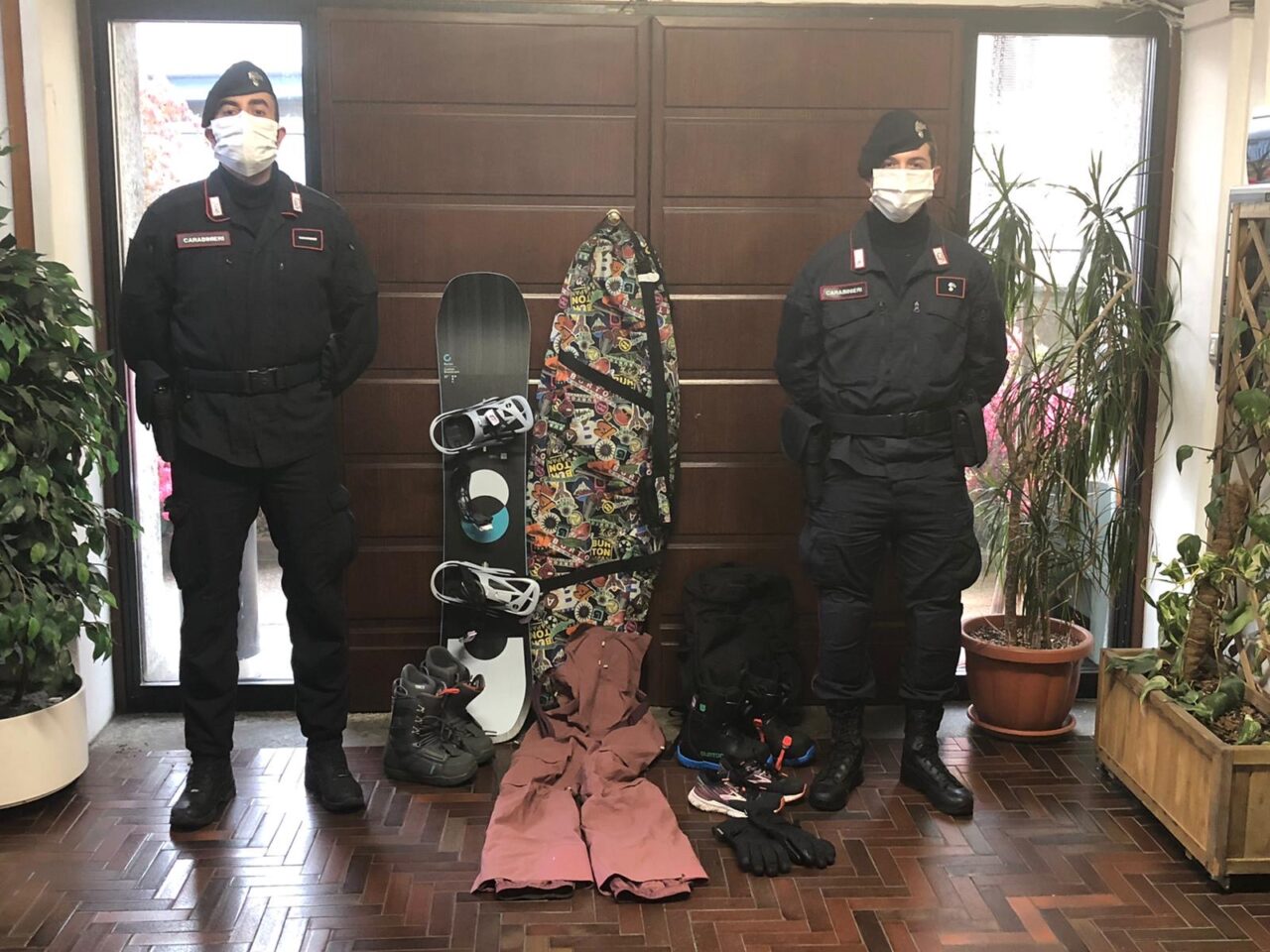 Commessa aronese dello Sportway ruba merce per 2500 euro: beccata, licenziata e denunciata