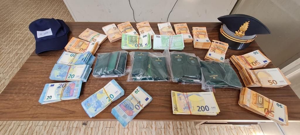 Beccata al confine Italia Svizzera con 101mila euro e 8 Rolex