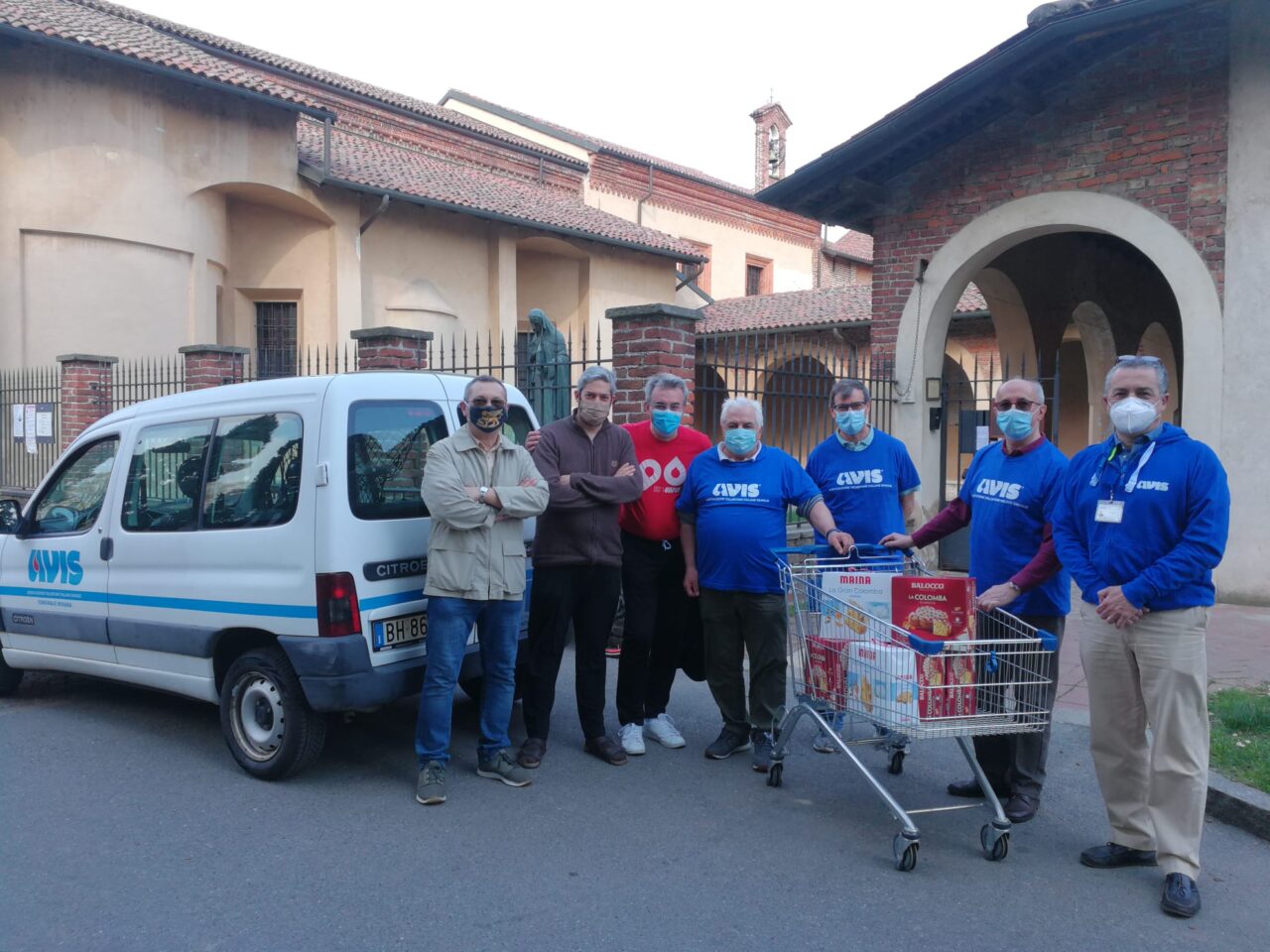 Volontari Avis consegnano colombe alla De Pagave e alla mensa di viale Curtatone