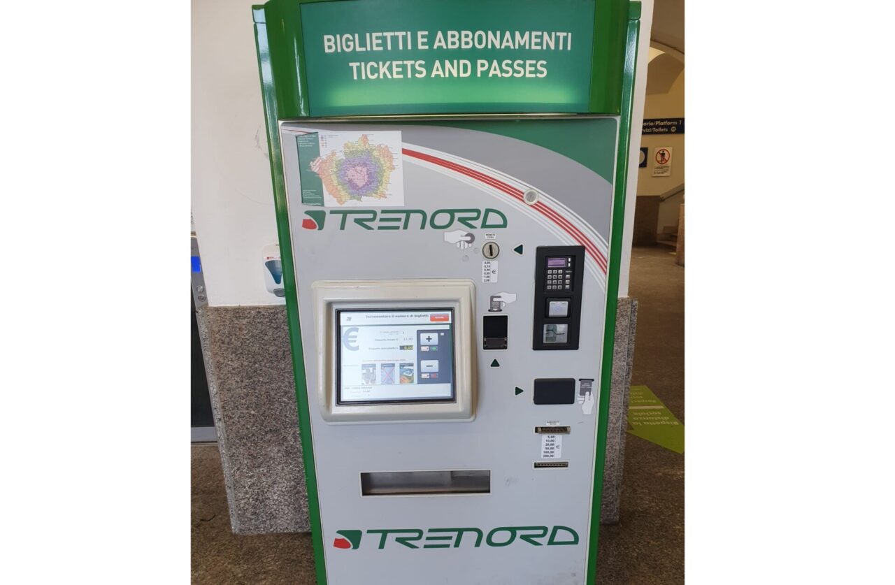 Nuova emettitrice automatica di biglietti in stazione ad Arona