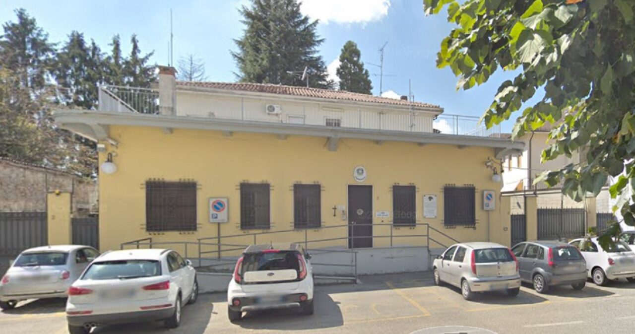 Trecate i carabinieri aiutano gli anziani nella prenotazione online del vaccino
