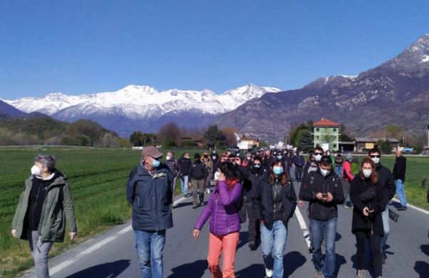 Ancora proteste e scontri violenti in Val di Susa: i sindaci del territorio “alleati” con anarchici e No Tav