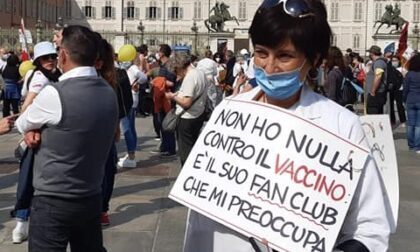 Medici e infermieri no-vax manifestano a Torino contro l’obbligo vaccinale