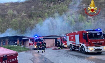 Collassa capannone a causa di un incendio: 3 squadre di pompieri impegnate