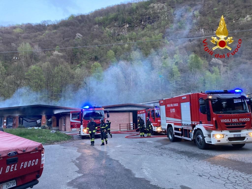 Collassa capannone a causa di un incendio: 3 squadre di pompieri impegnate