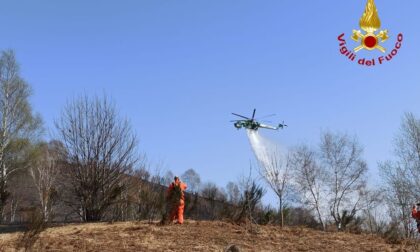 Grosso incendio sulle colline del Vergante: vigili del fuoco, aib ed elicotteri sul posto
