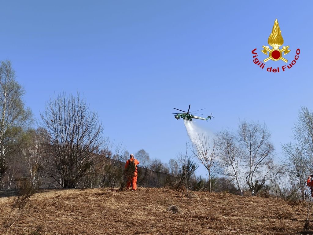 Grosso incendio sulle colline del Vergante: vigili del fuoco, aib ed elicotteri sul posto