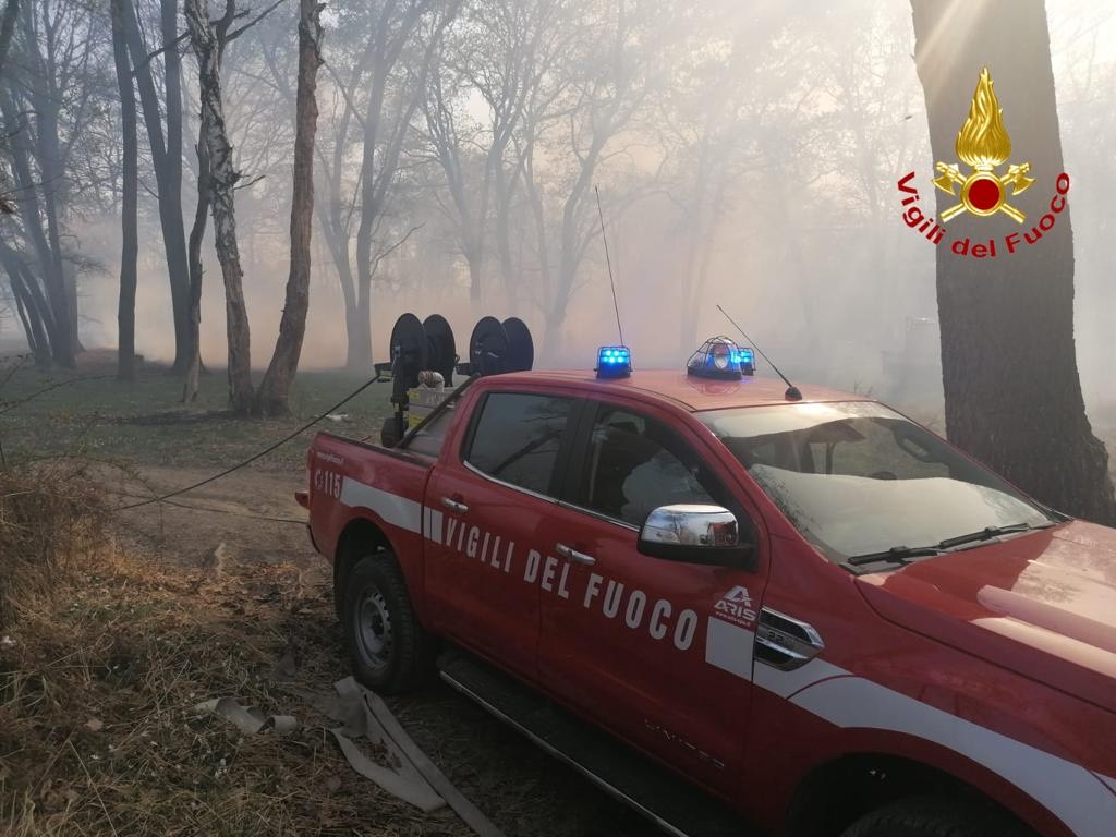 Maxi incendio tra Romagnano e Fontaneto domato dai vigili del fuoco